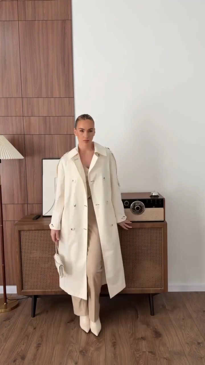 Бежевый костюм в полоску от Elema: офисный dress code с женственным акцентом