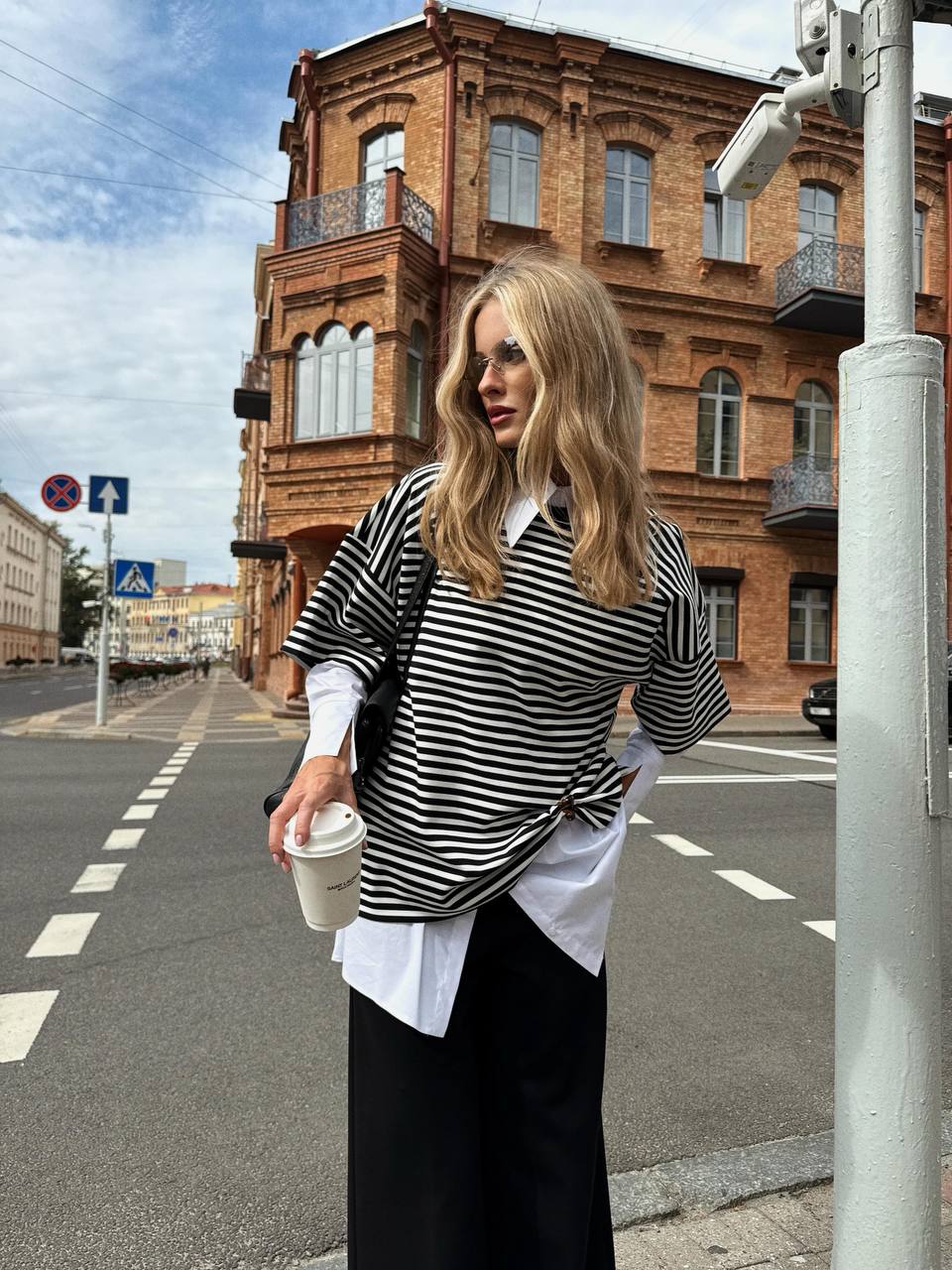 Черные брюки + джемпер oversize: базовый лук для стильного города